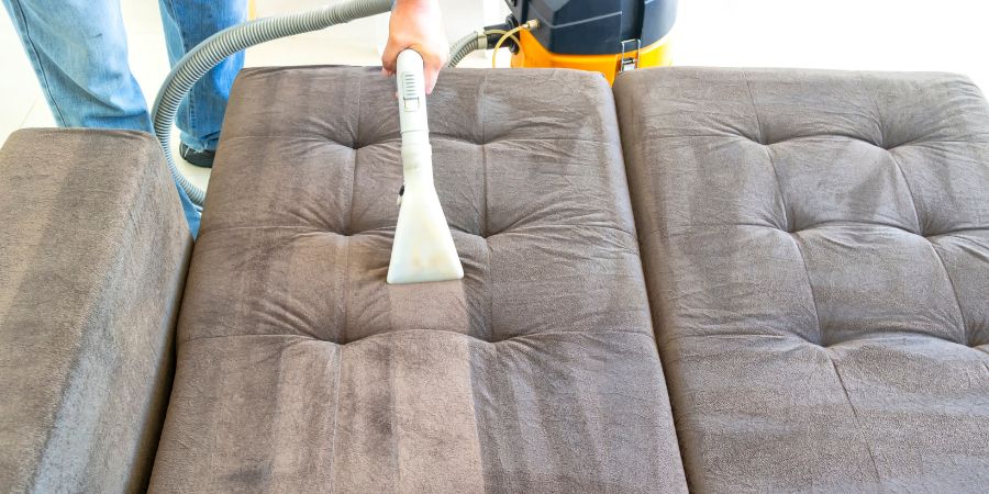 Nettoyer un canapé en tissu