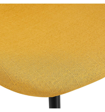 chaise-scandinave-jaune-curry-assise