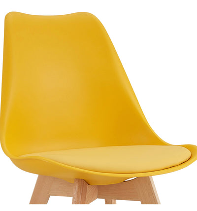chaise-scandinave-moutarde-assise